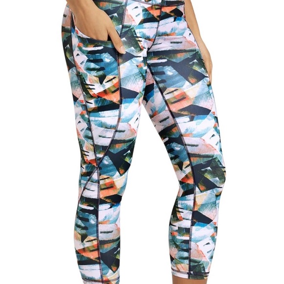 Vibrant Geometric Print Capris - Picture 6 of 7